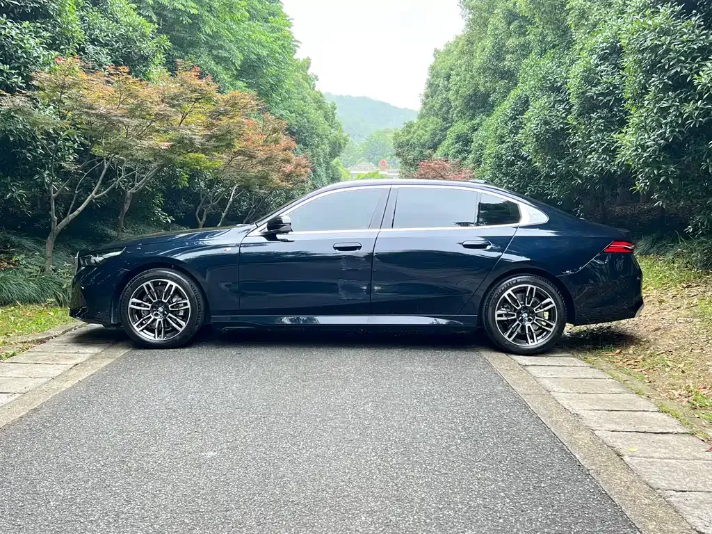 BMW 5 Series — фото 10