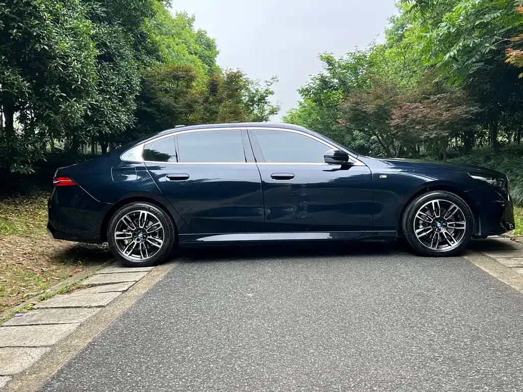 BMW 5 Series — фото 2