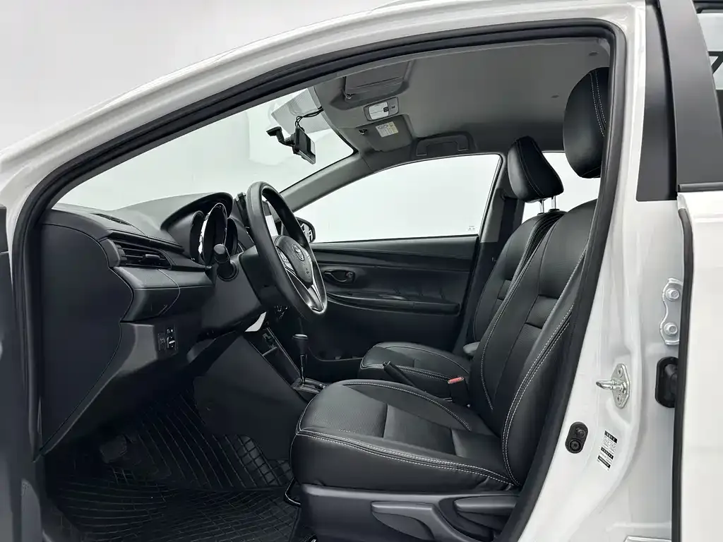 Toyota Yaris L — фото 8