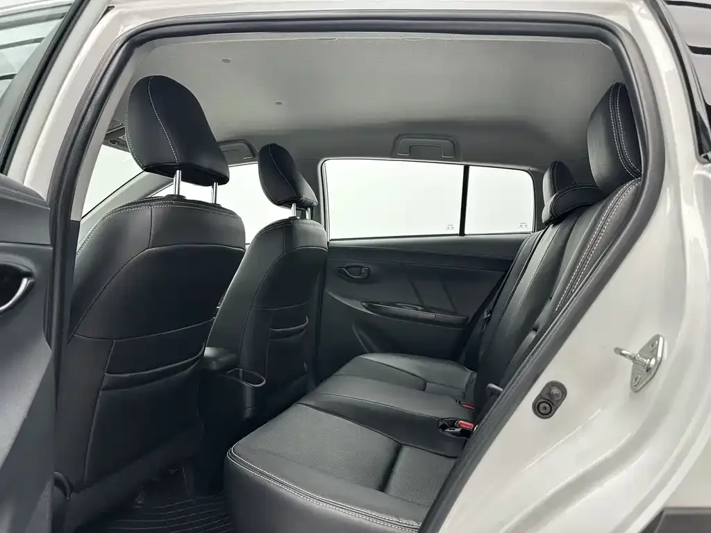 Toyota Yaris L — фото 9