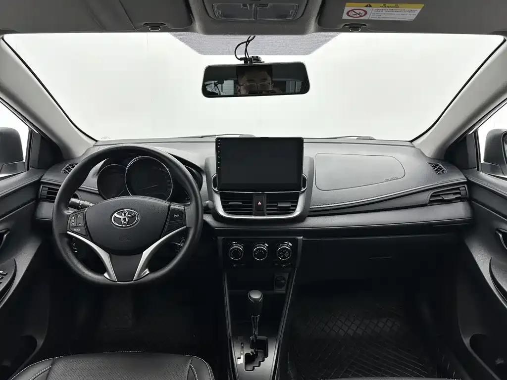 Toyota Yaris L — фото 10