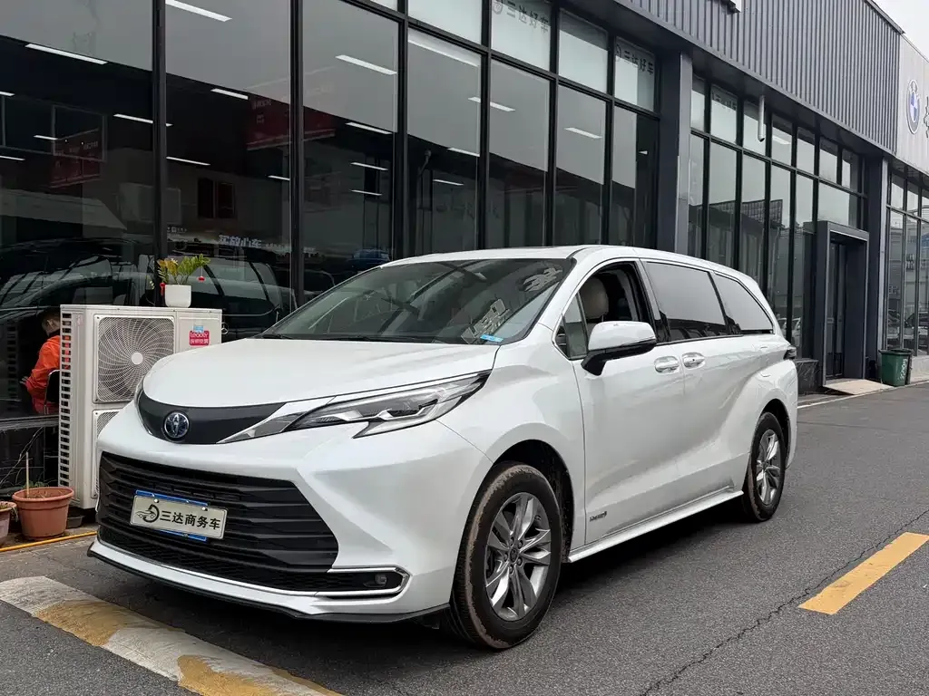 Toyota Sienna — фото 1