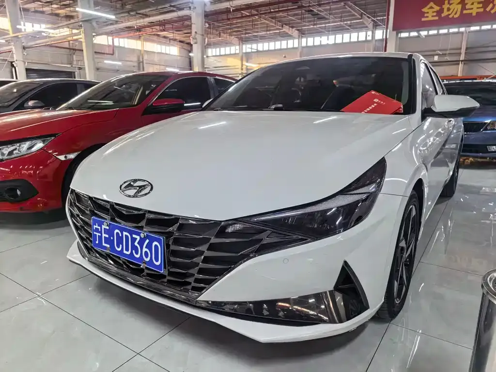 Hyundai Elantra — фото 1