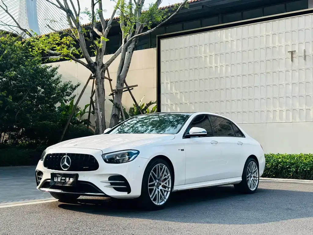 Mercedes-Benz E-Class — фото 1