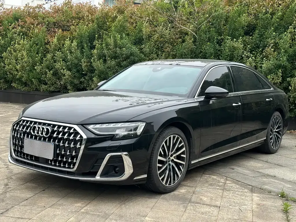 Audi A8 — фото 1
