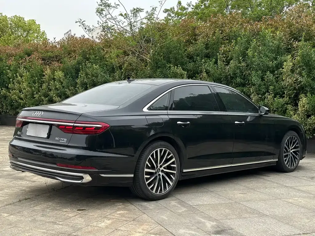 Audi A8 — фото 6