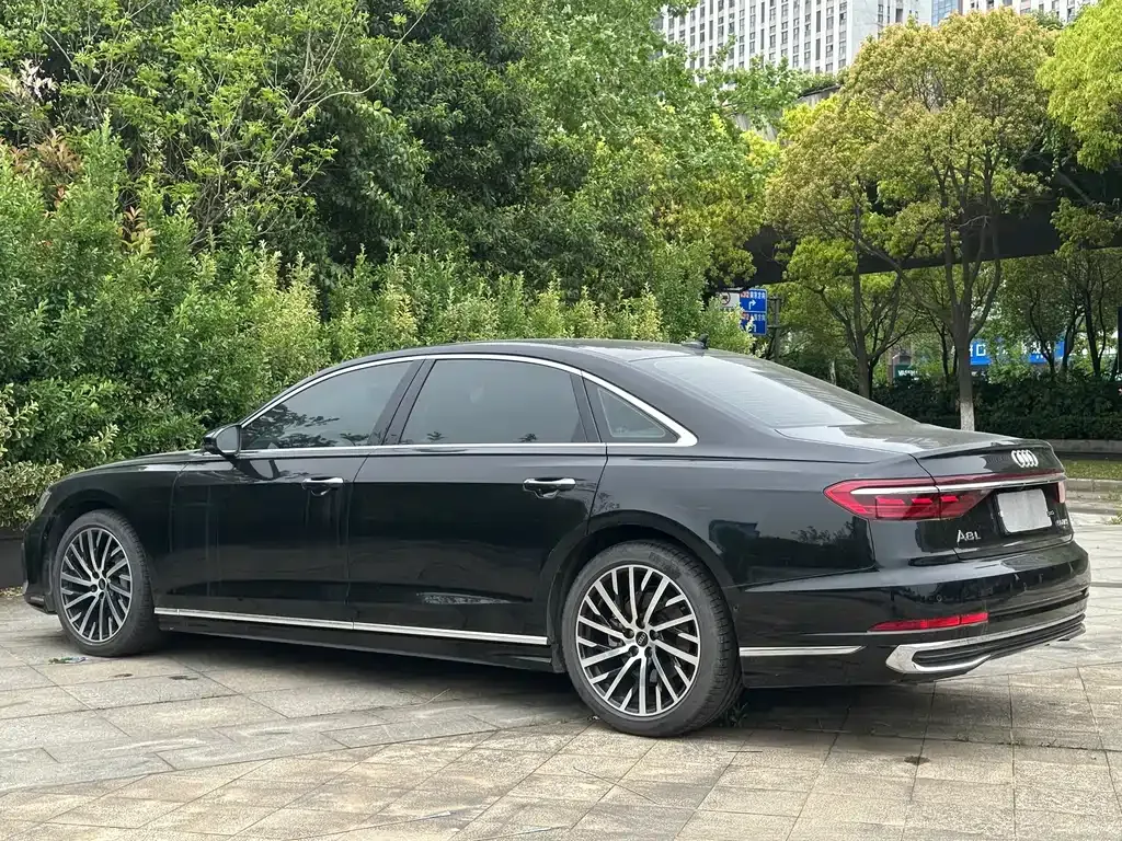 Audi A8 — фото 8