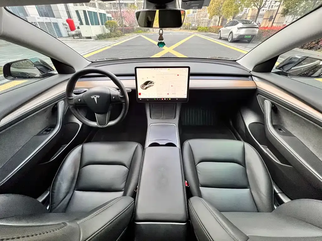 Tesla Model 3 — фото 7