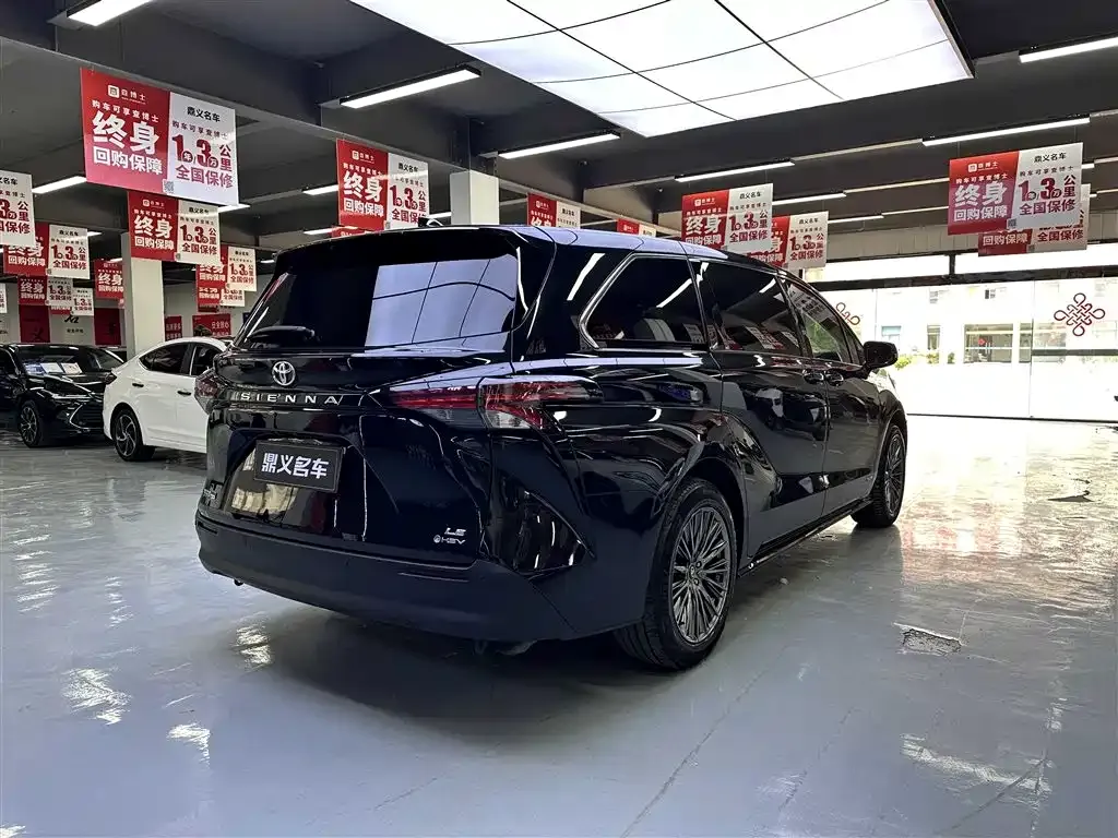 Toyota Sienna — фото 7
