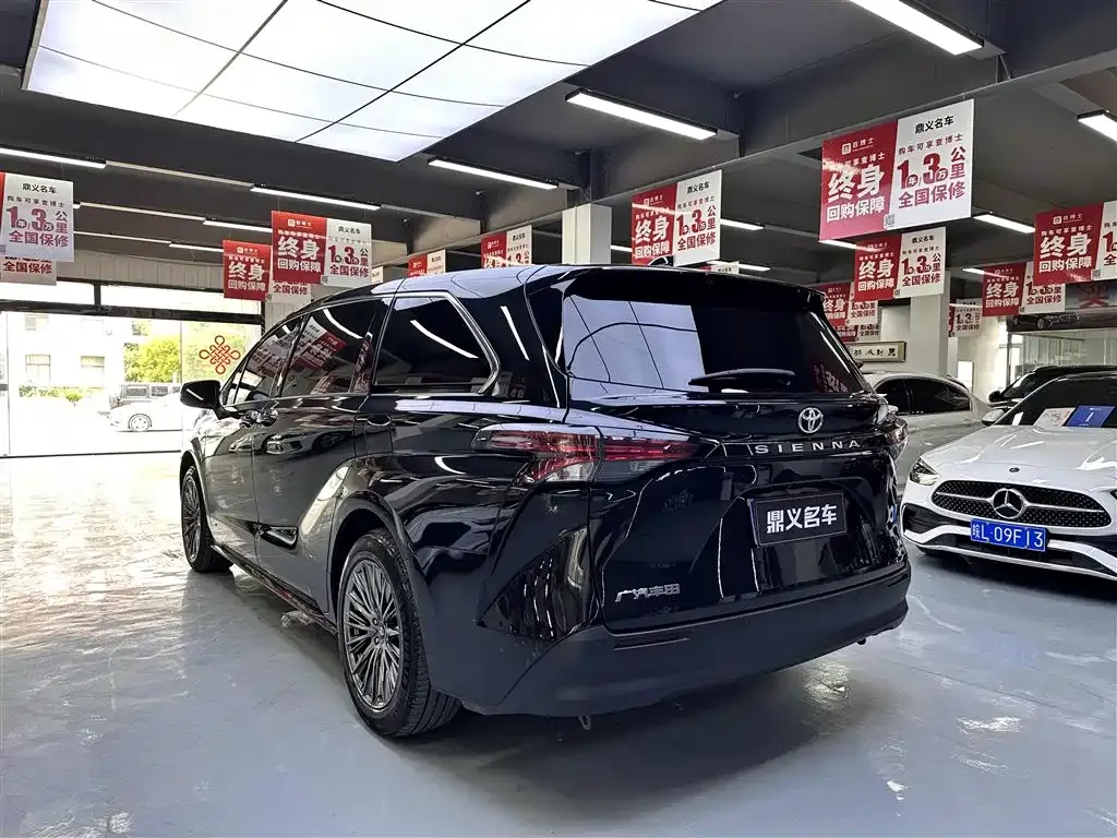 Toyota Sienna — фото 9