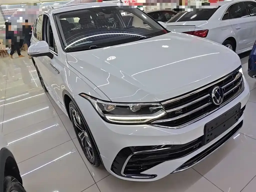 Volkswagen Tiguan L — фото 10