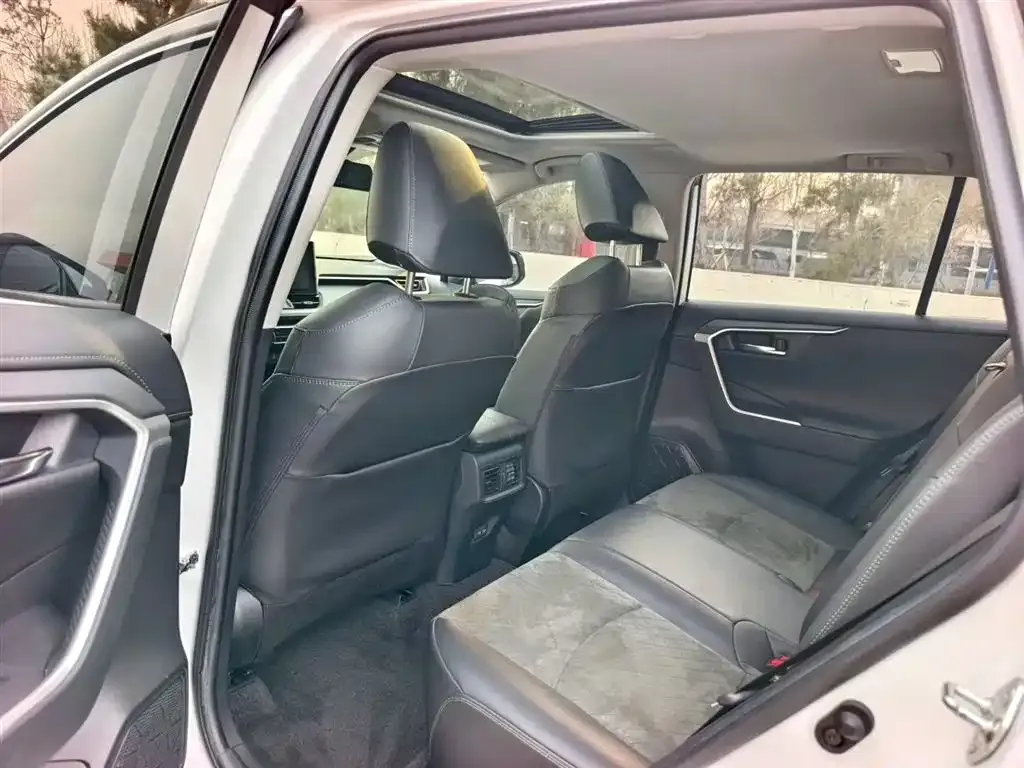 Toyota RAV4 — фото 4