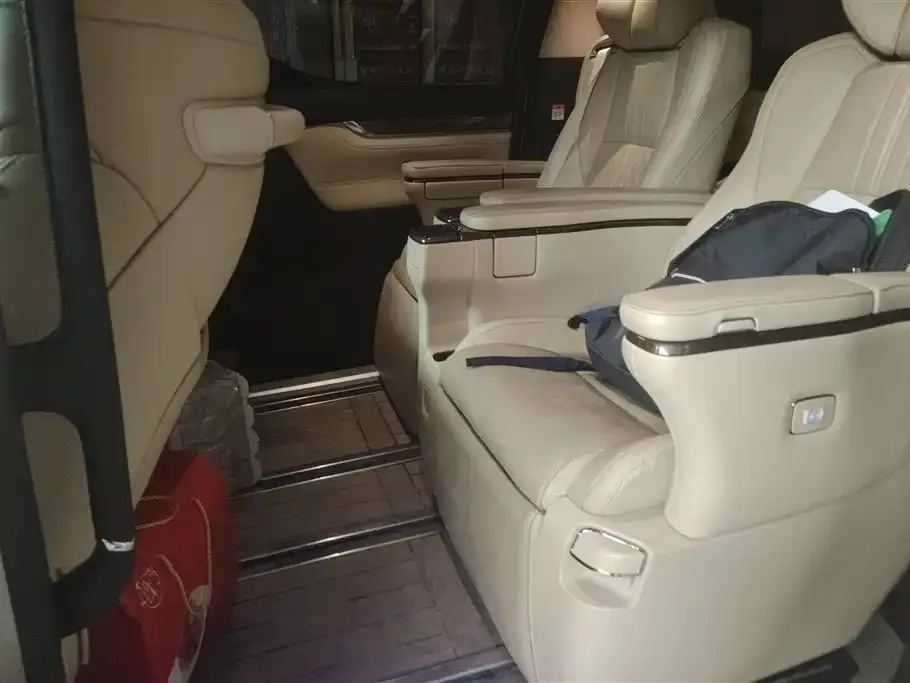 Toyota Alphard — фото 10
