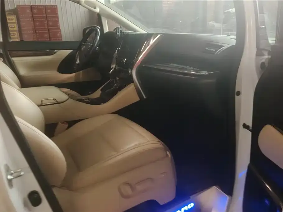 Toyota Alphard — фото 7
