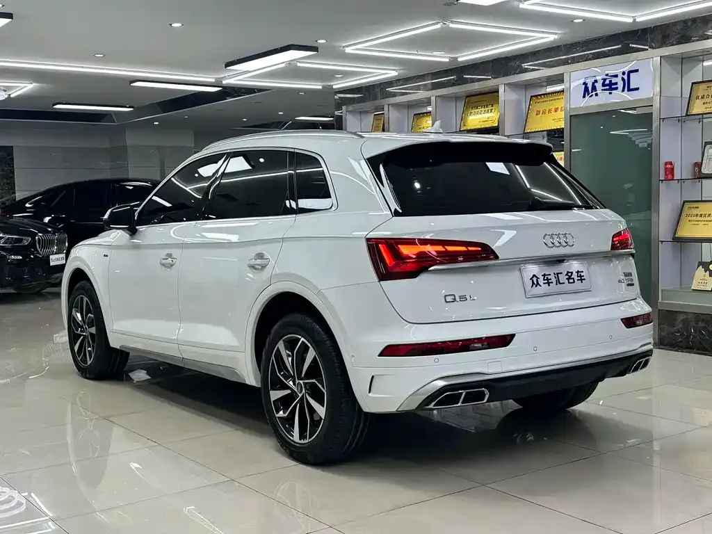 Audi Q5L — фото 10