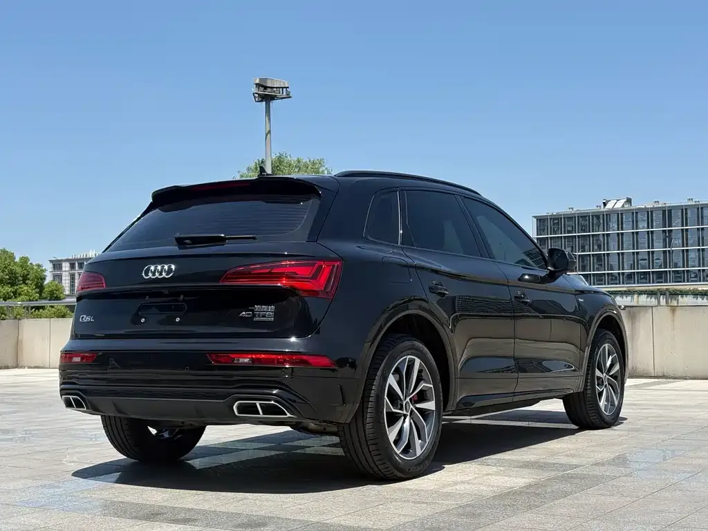 Audi Q5L — фото 10