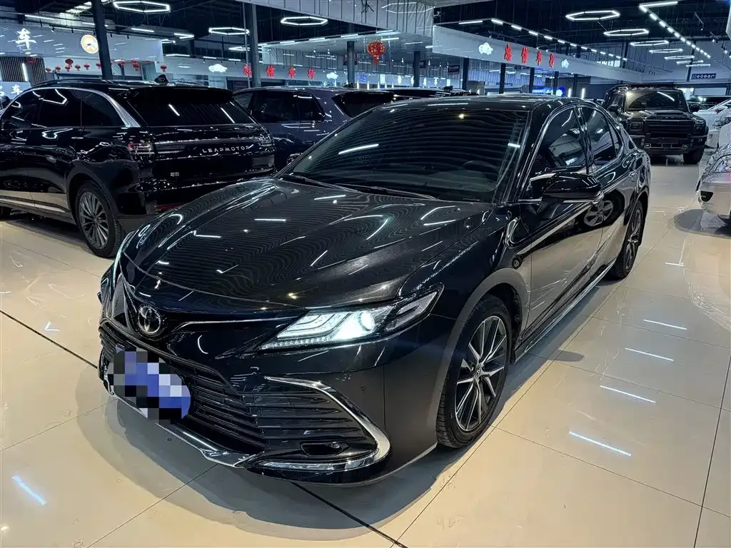 Toyota Camry — фото 1