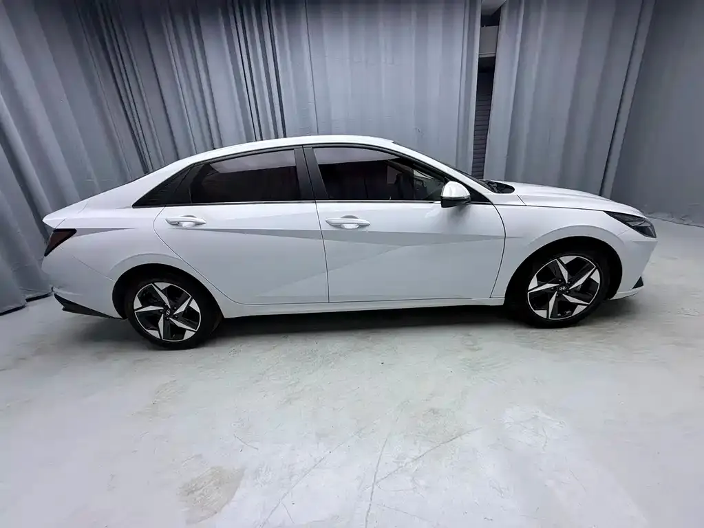 Hyundai Elantra — фото 3