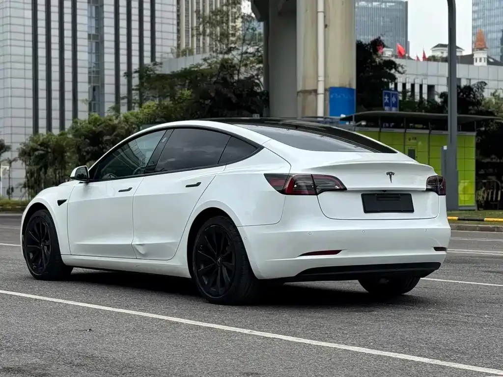 Tesla Model 3 — фото 9