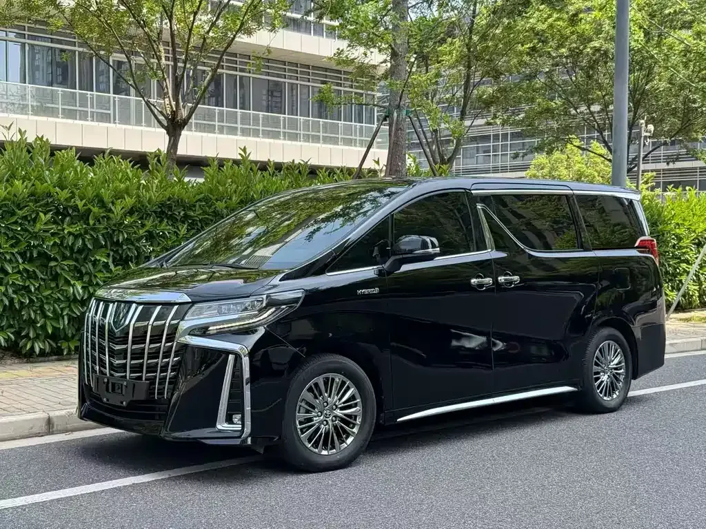 Toyota Alphard — фото 1