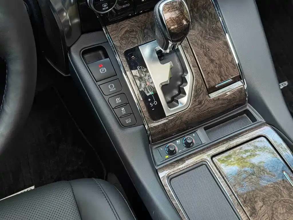 Toyota Alphard — фото 3