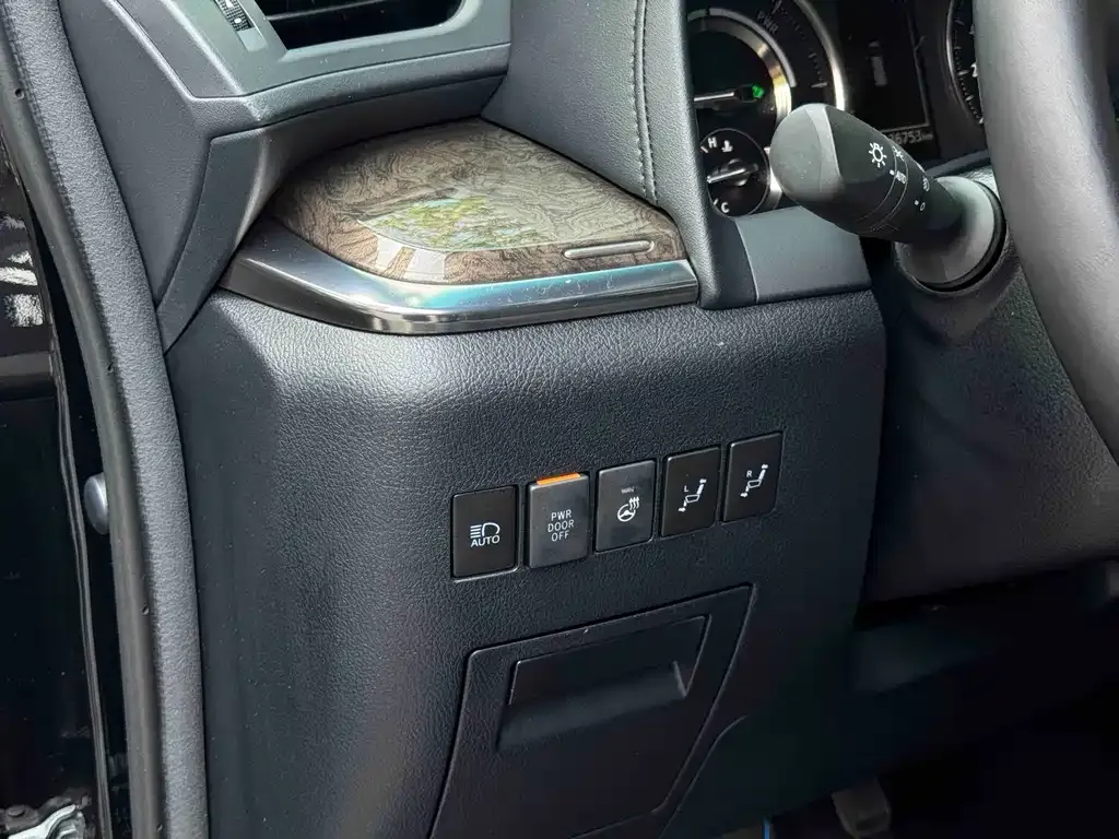 Toyota Alphard — фото 9
