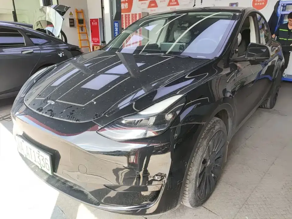 Tesla Model Y — фото 1
