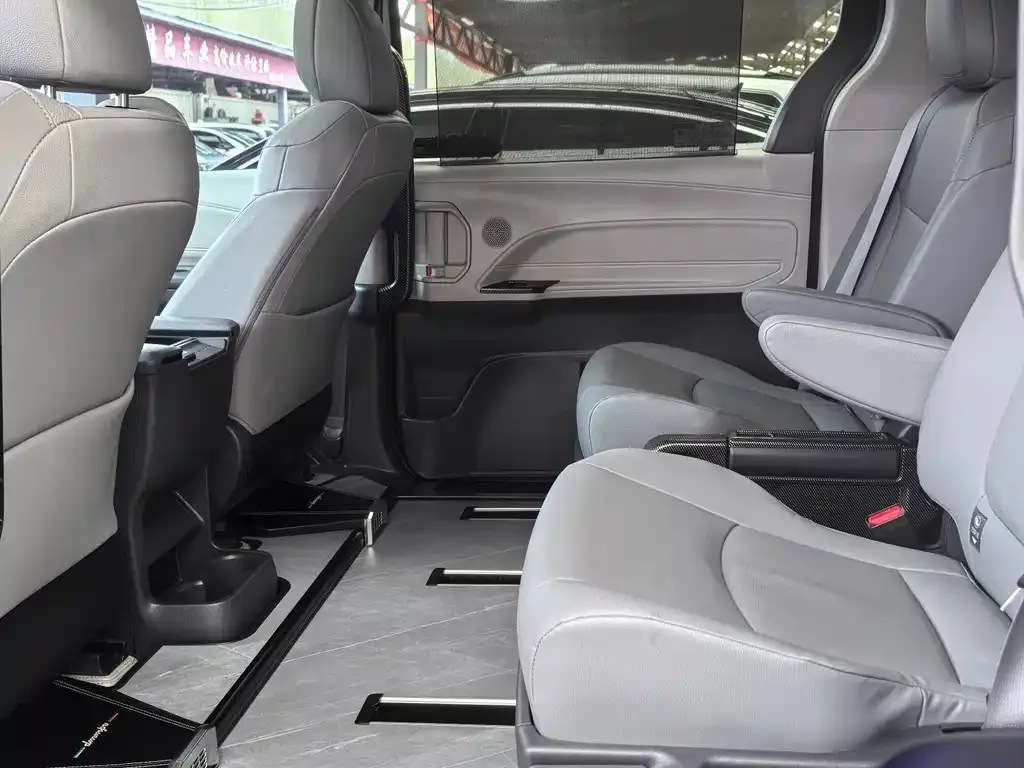 Toyota Granvia 2024 из CN, фото 2