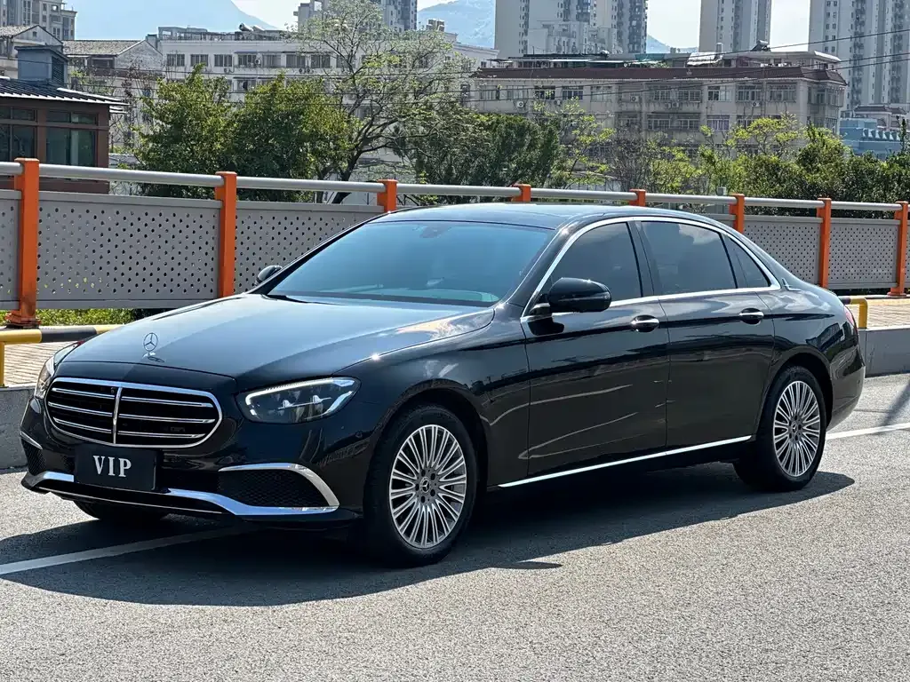 Mercedes-Benz E-Class — фото 1