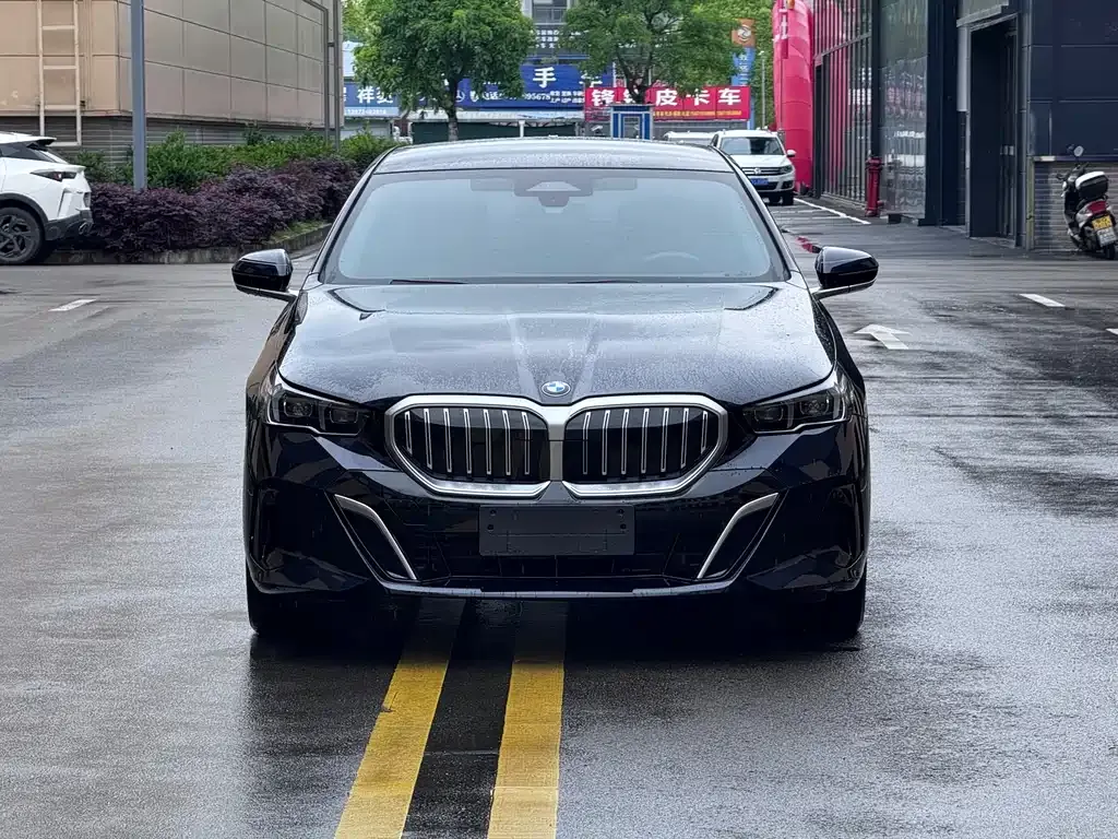 BMW 5 Series 2024 из CN, фото 3