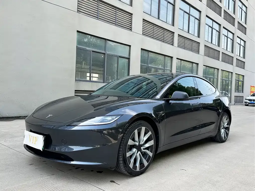 Tesla Model 3 — фото 1