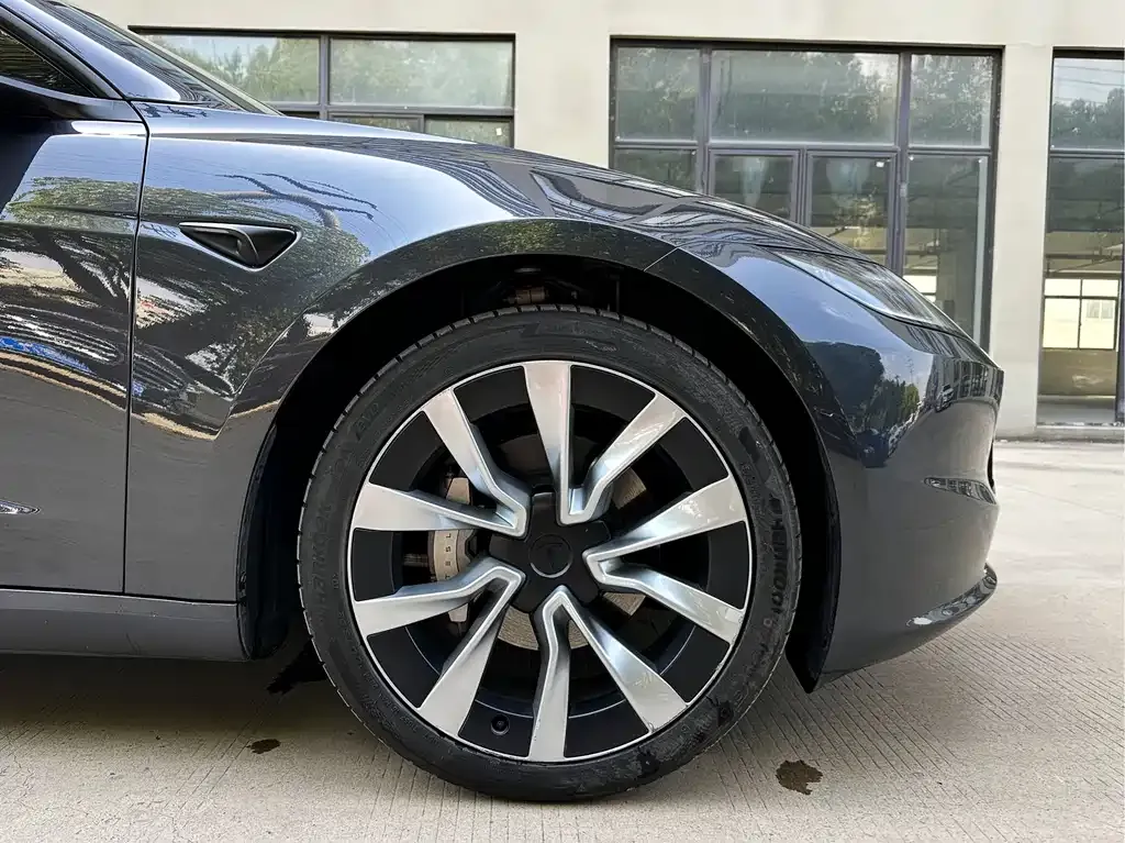 Tesla Model 3 — фото 4