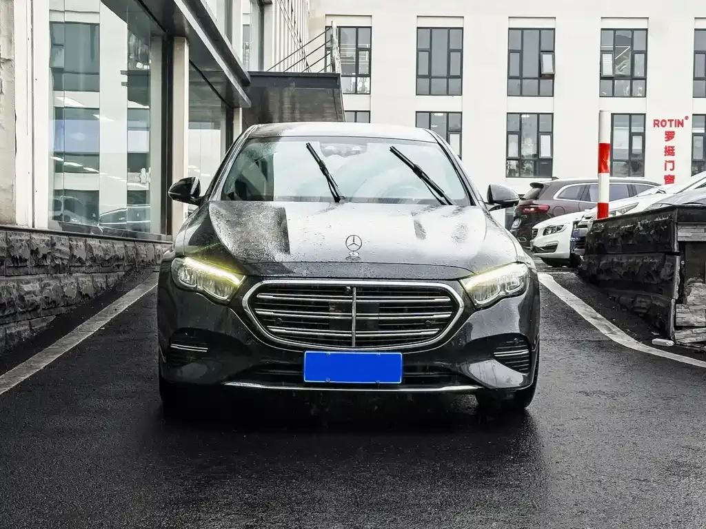 Mercedes-Benz E-Class — фото 1