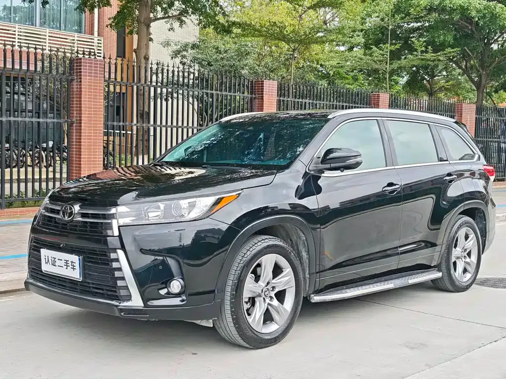 Toyota Highlander — фото 1