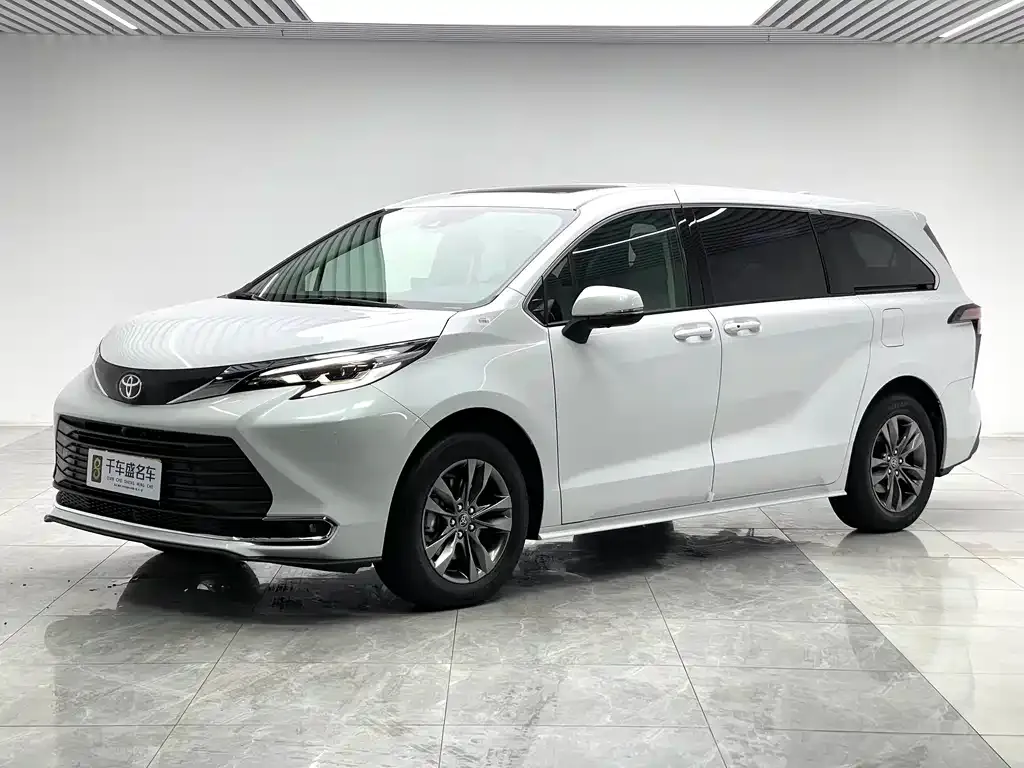 Toyota Sienna — фото 1