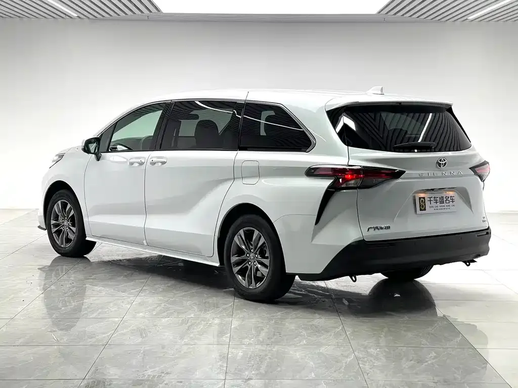 Toyota Sienna — фото 7