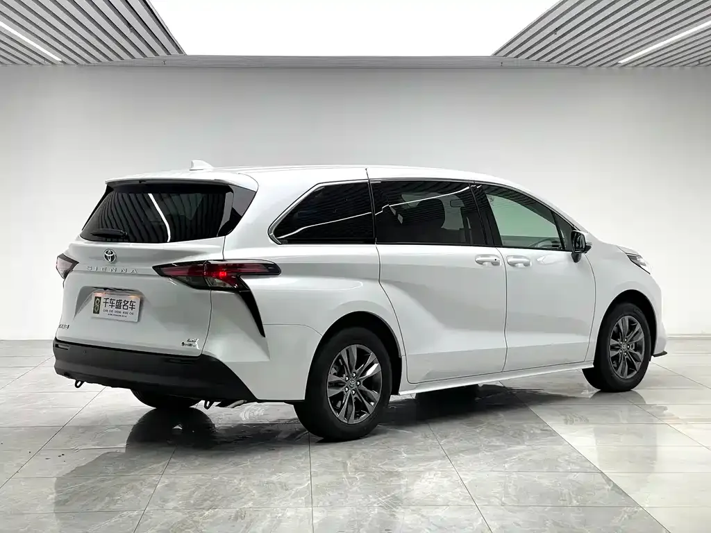 Toyota Sienna — фото 5