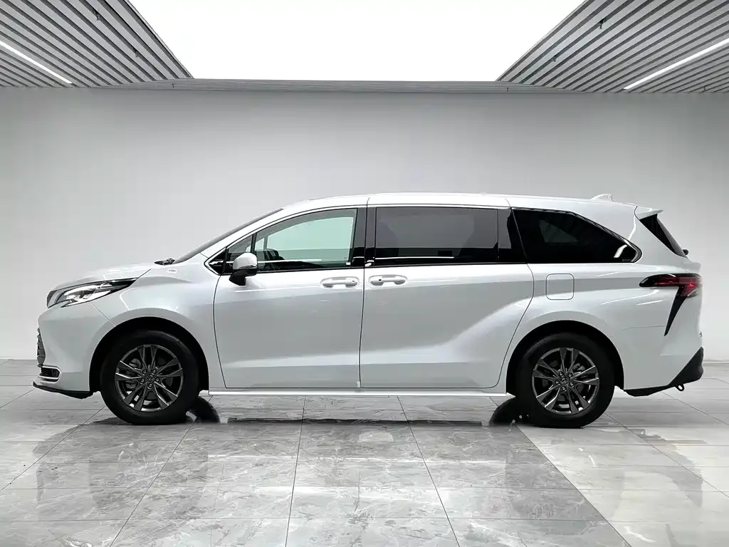 Toyota Sienna — фото 4