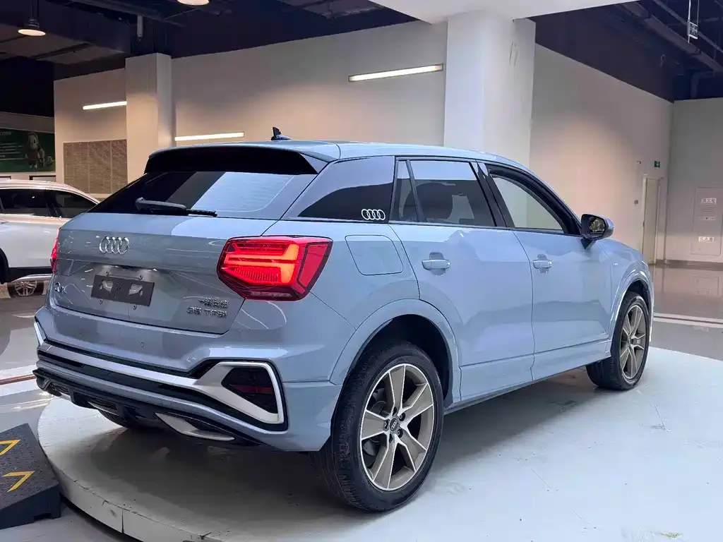 Audi Q2L — фото 10