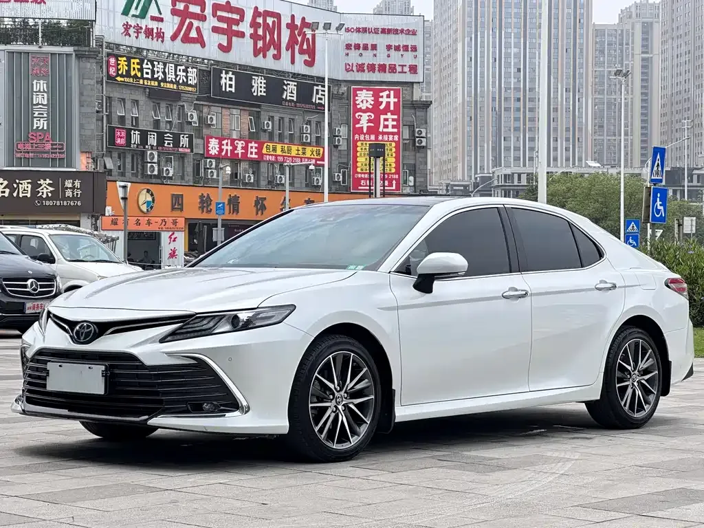 Toyota Camry — фото 1