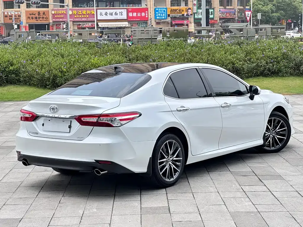 Toyota Camry — фото 9
