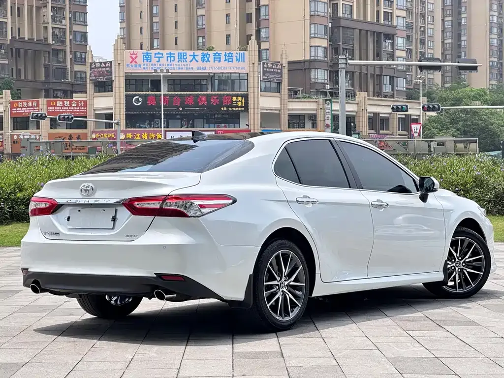 Toyota Camry — фото 10