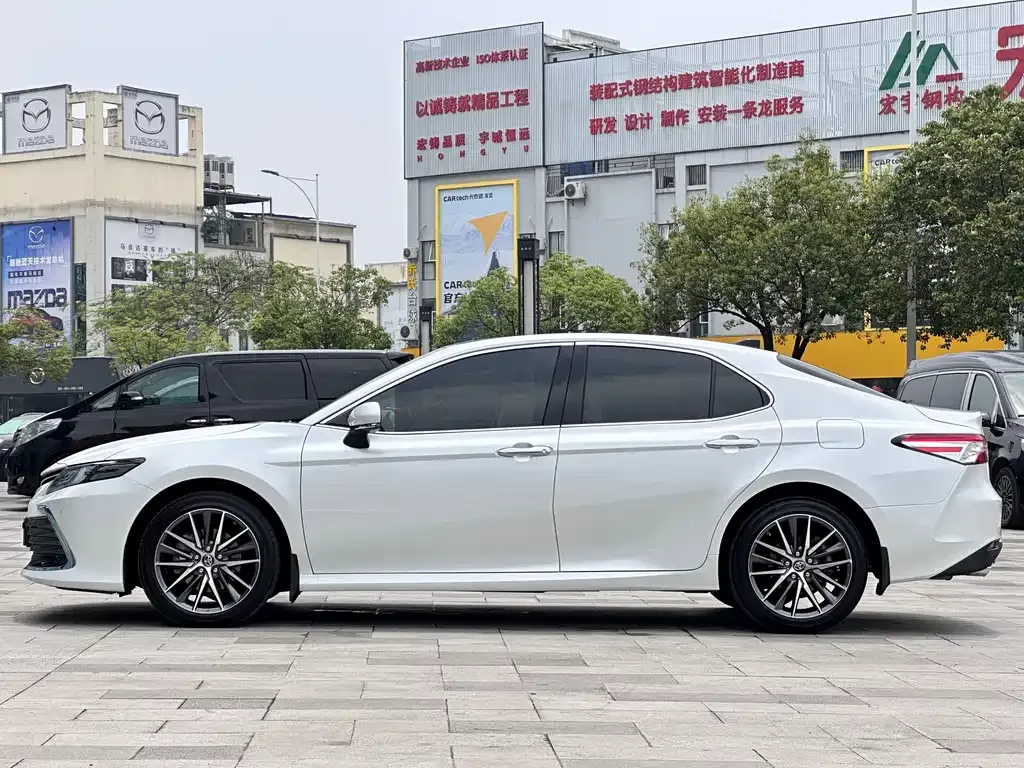 Toyota Camry — фото 4