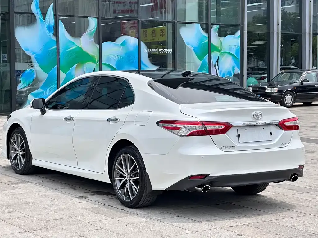 Toyota Camry — фото 2