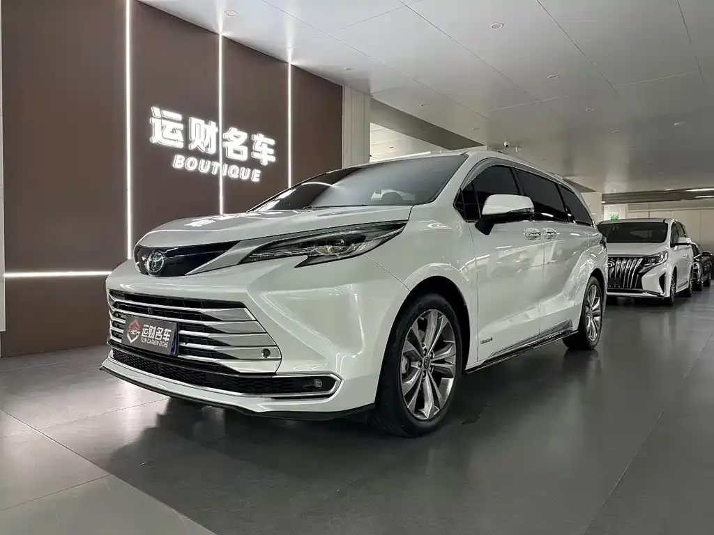 Toyota Sienna — фото 1