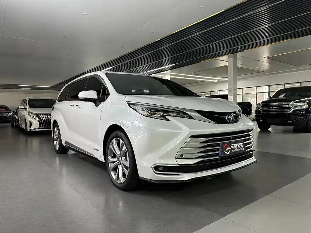 Toyota Sienna — фото 3