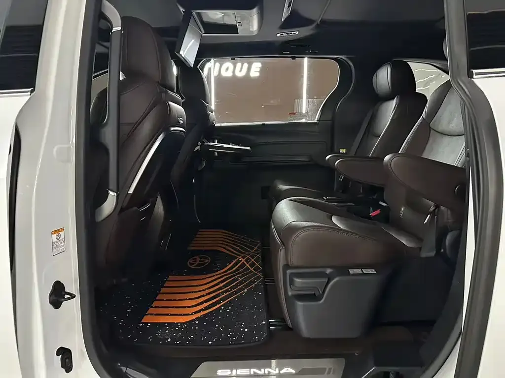 Toyota Sienna — фото 9