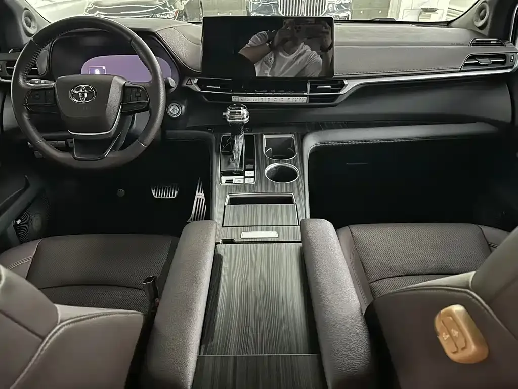 Toyota Sienna — фото 2