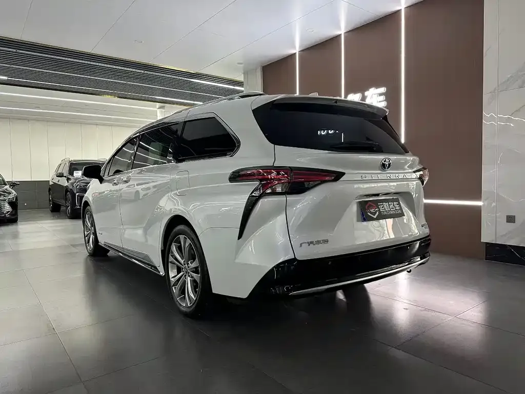 Toyota Sienna — фото 6