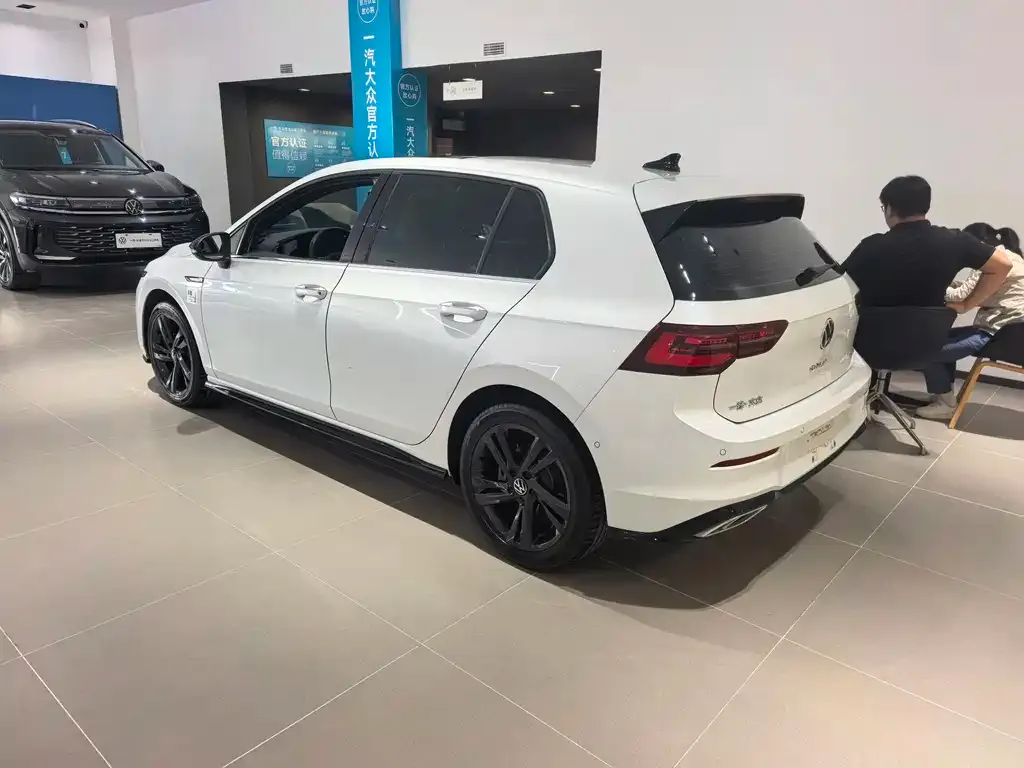 Volkswagen Golf 2024 из CN, фото 2